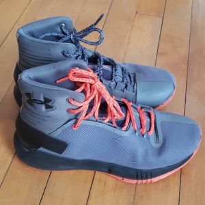 Under Armour Basketball Shoes Size 5 Youth